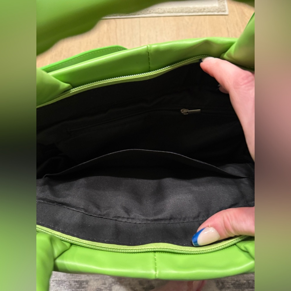 NWOT Green Quilted Pillow Shoulder Bag - Picture 2 of 2